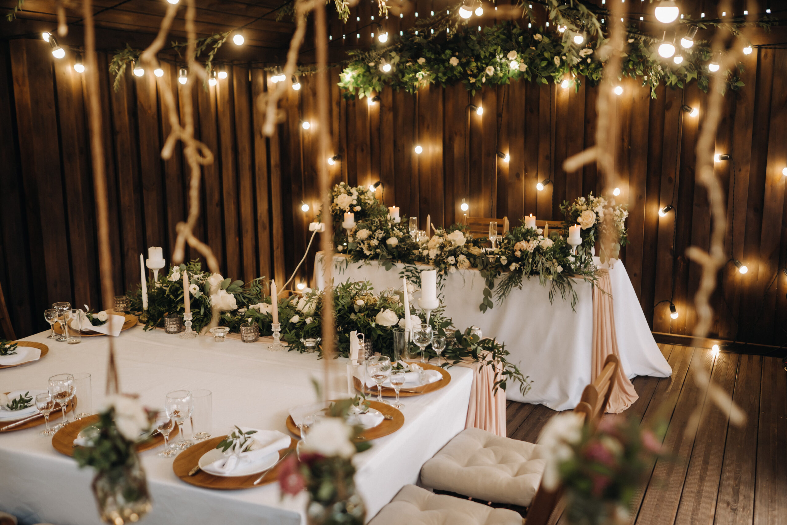wedding table decoration with flowers on the table, candlelit dinner table decor.